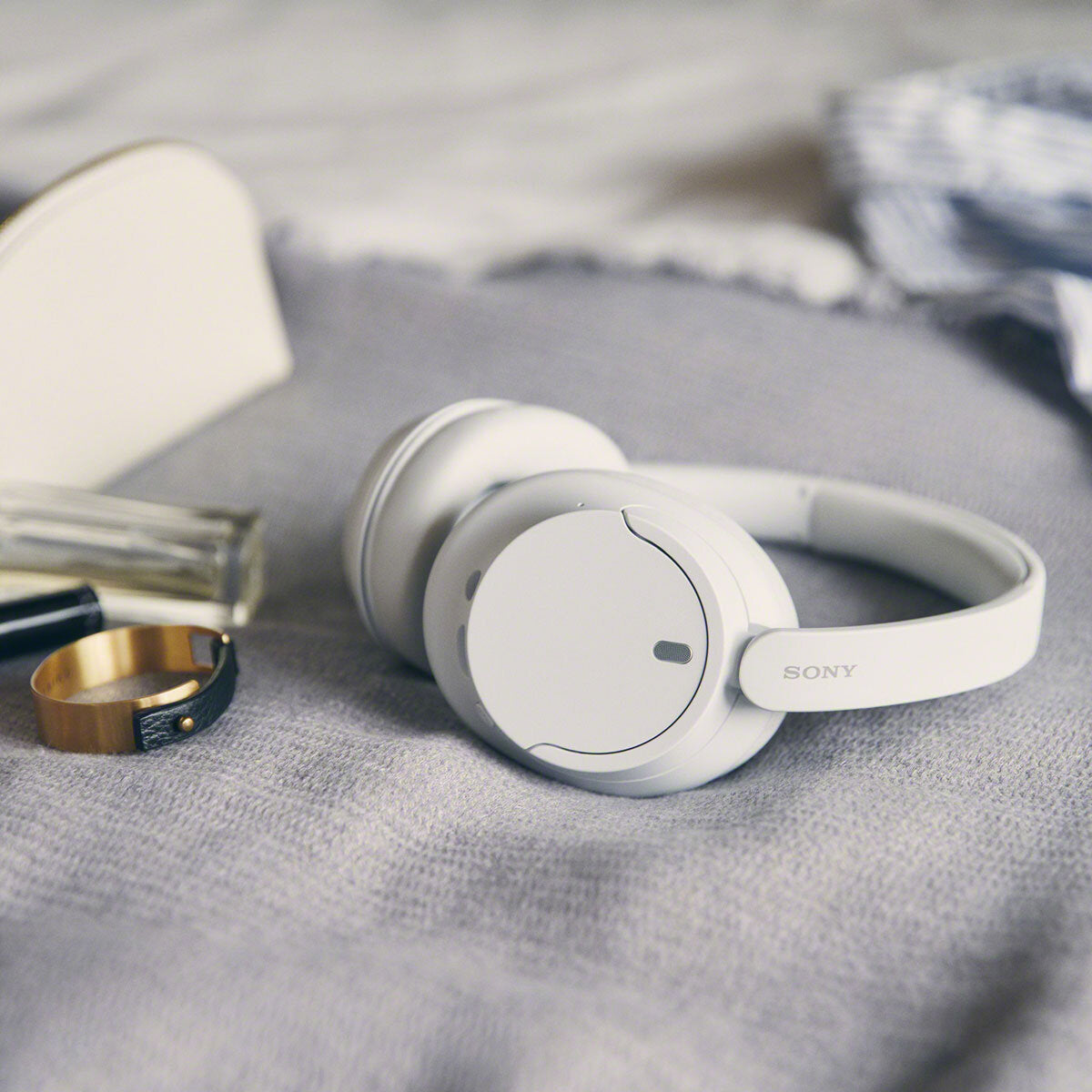 Sony WHCH720NW Noise Cancelling Overear Headphones in White