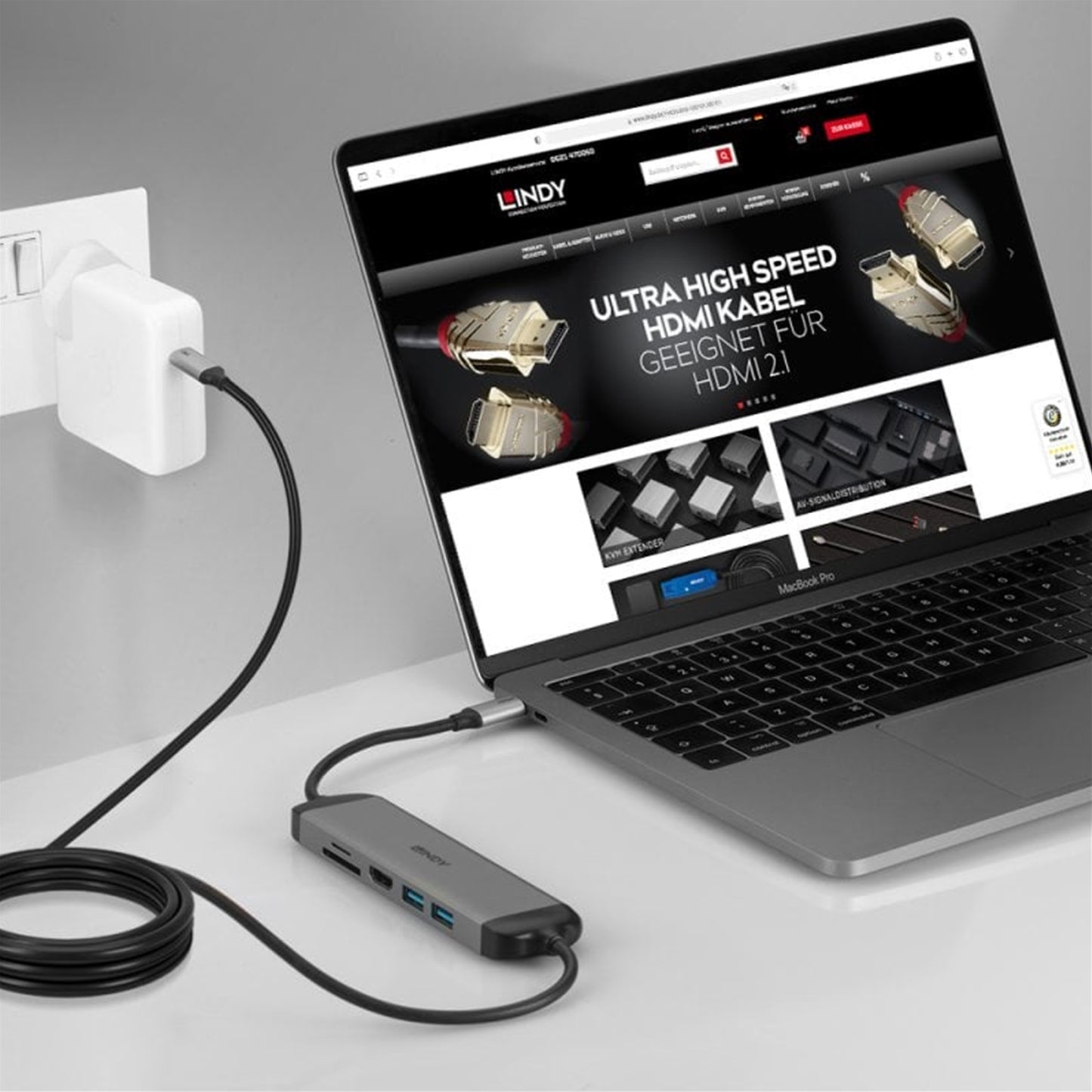 Lindy DST-Micro 140 Laptop Docking Station, USB-C 4K HDMI, Pass-Through Charging