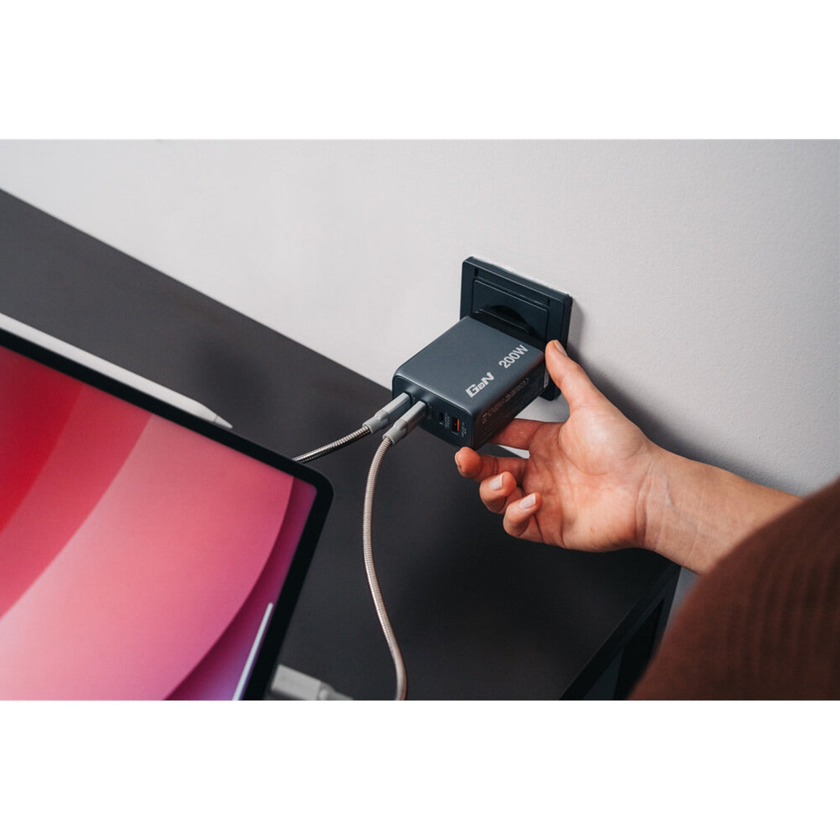 Verbatim GNC-200 GaN Charger 200W, 2x USB-C PD 100W/ USB-C PD 65W/ USB QC 3.0