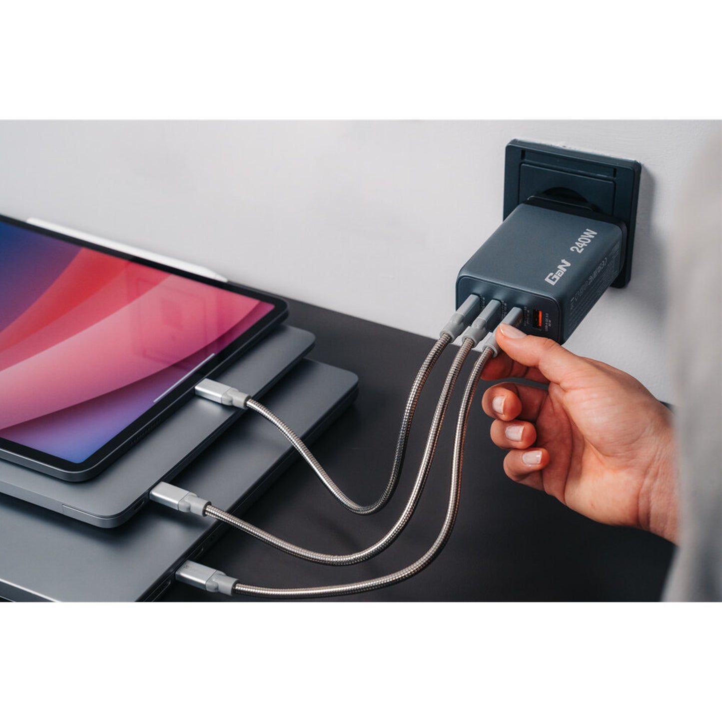 Verbatim GNC-240 GaN Charger 240W, USB-C 140W/ USB-C 100W/ USB-C 65W/ USB-A QC 3